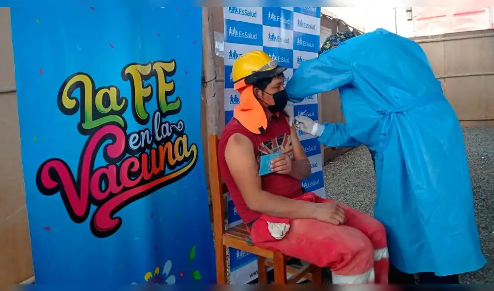 Brigadas de EsSalud acuden a los centros laborales a vacunar contra la COVID-19 en Lambayeque. Foto: EsSalud.