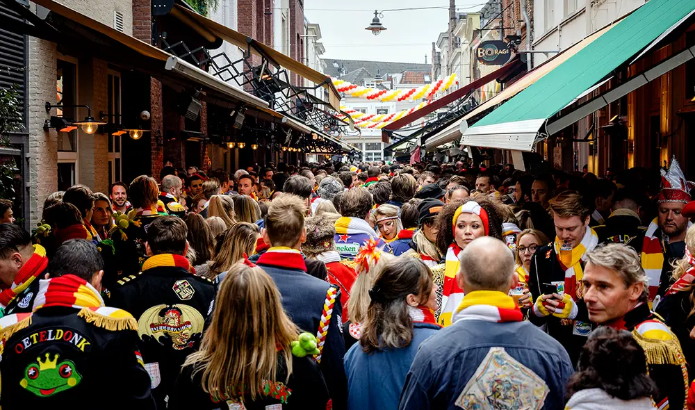La hostelería y las tiendas no esenciales tendrán que adelantar la hora de cierre a las 19.00, indicaron las autoridades neerlandesas. Foto. AFP La hostelería y las tiendas no esenciales tendrán que adelantar la hora de cierre a las 19.00, indicaron las autoridades neerlandesas. Foto. AFP