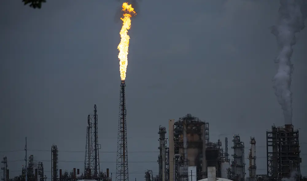 En EE. UU. se teme una subida de la tasa de interés que llevaría al dólar a ganar peso frente a otras divisas, y encarecería así el crudo en el mercado internacional. Foto: AFP En EE. UU. se teme una subida de la tasa de interés que llevaría al dólar a ganar peso frente a otras divisas, y encarecería así el crudo en el mercado internacional. Foto: AFP