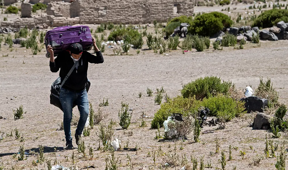 En octubre de este año, un bebé de nueve meses murió cuando sus padres intentaban cruzar la frontera entre Bolivia y Chile. Foto: AFP/referencial En octubre de este año, un bebé de nueve meses murió cuando sus padres intentaban cruzar la frontera entre Bolivia y Chile. Foto: AFP/referencial