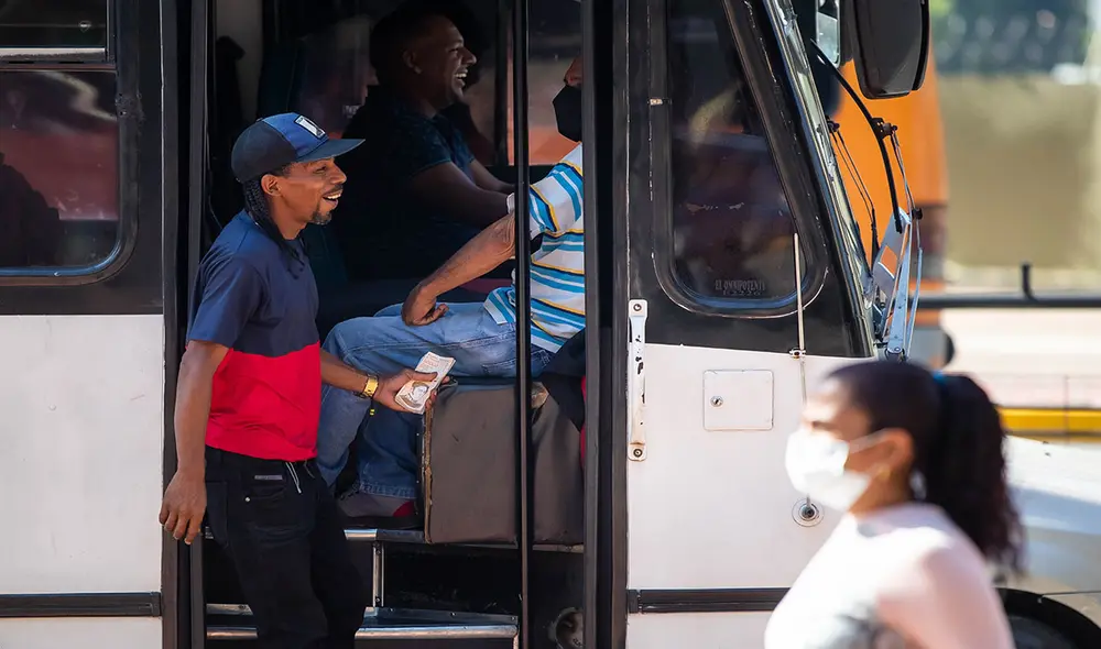 En Venezuela revisan constantemente el precio de DolarToday para diversas operaciones. Foto: EFE En Venezuela revisan constantemente el precio de DolarToday para diversas operaciones. Foto: EFE