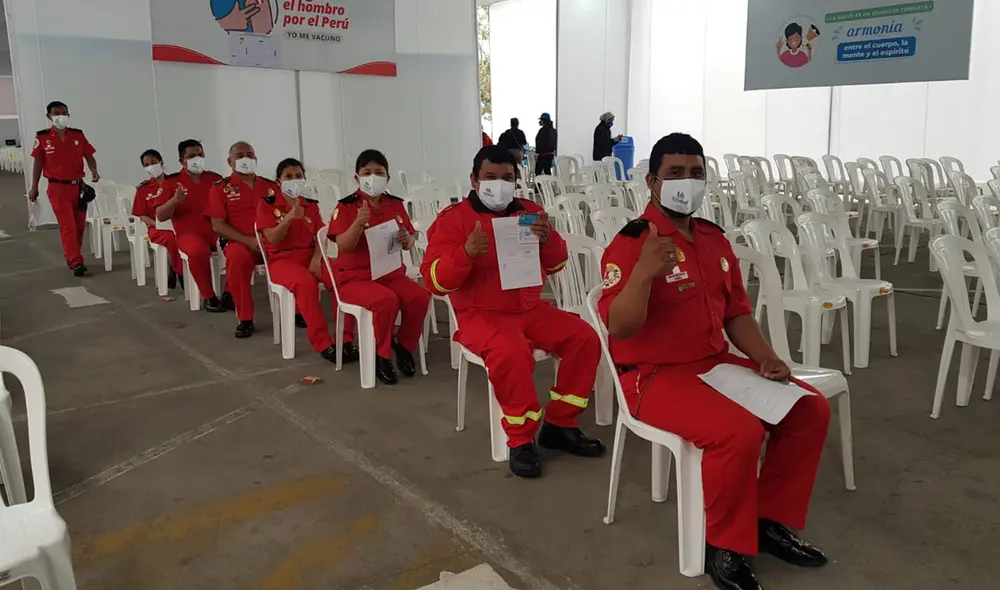 Hombres de rojo invitaron a sus compañeros a que se acerquen a los vacunatorios para recibir su tercera dosis. Foto: Giuliana Castillo / URPI – LR Hombres de rojo invitaron a sus compañeros a que se acerquen a los vacunatorios para recibir su tercera dosis. Foto: Giuliana Castillo / URPI – LR