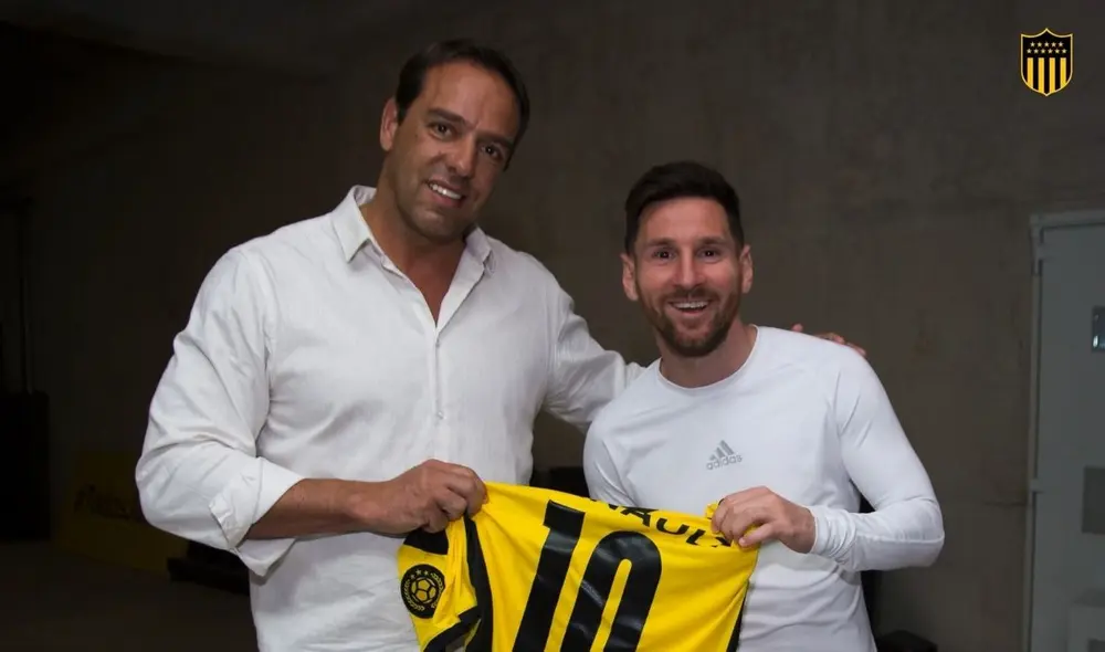 Lionel Messi posó con la camiseta de Peñarol junto al presidente del club. Foto: Peñarol.