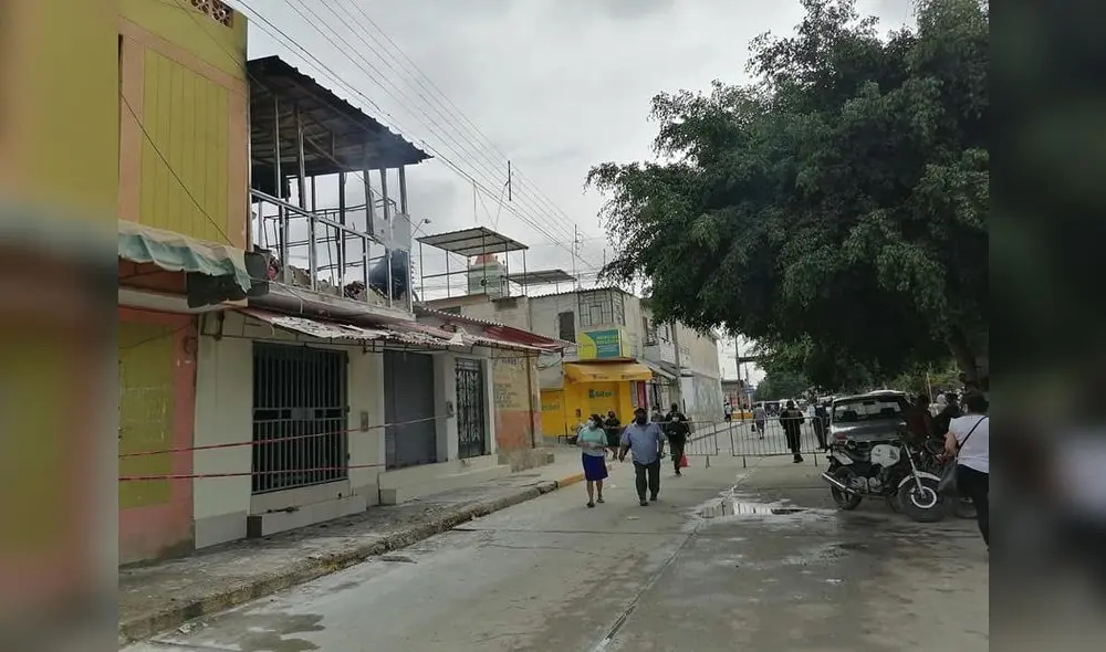Los propietarios de las viviendas colindantes temieron la propagación del fuego. Foto: Catacaos Al Día Los propietarios de las viviendas colindantes temieron la propagación del fuego. Foto: Catacaos Al Día