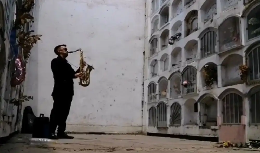 El sentido homenaje de un saxofonista a la tumba de su padre. Fuente: captura de TikTok.