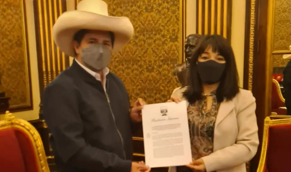 El presidente y la jefa del gabinete mostrando la resolución suprema. Foto: PCM El presidente y la jefa del gabinete mostrando la resolución suprema. Foto: PCM