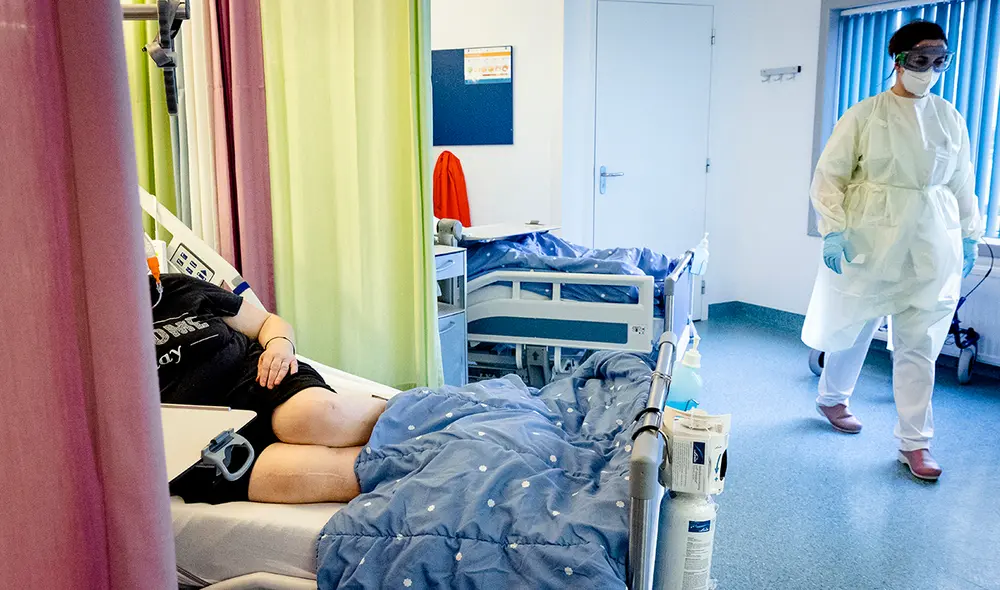 Personal de enfermería asiste a un paciente con COVID-19 en un hospital de Países Bajos el 10 de noviembre. Foto: AFP Personal de enfermería asiste a un paciente con COVID-19 en un hospital de Países Bajos el 10 de noviembre. Foto: AFP