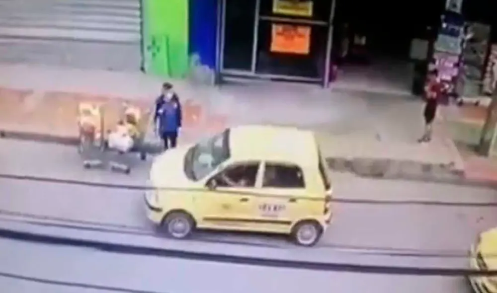 Taxista roba a un adulto mayor las bolsas de un mercado de víveres y queda grabado en cámara de seguridad. Foto: Colombia Oscura/Twitter