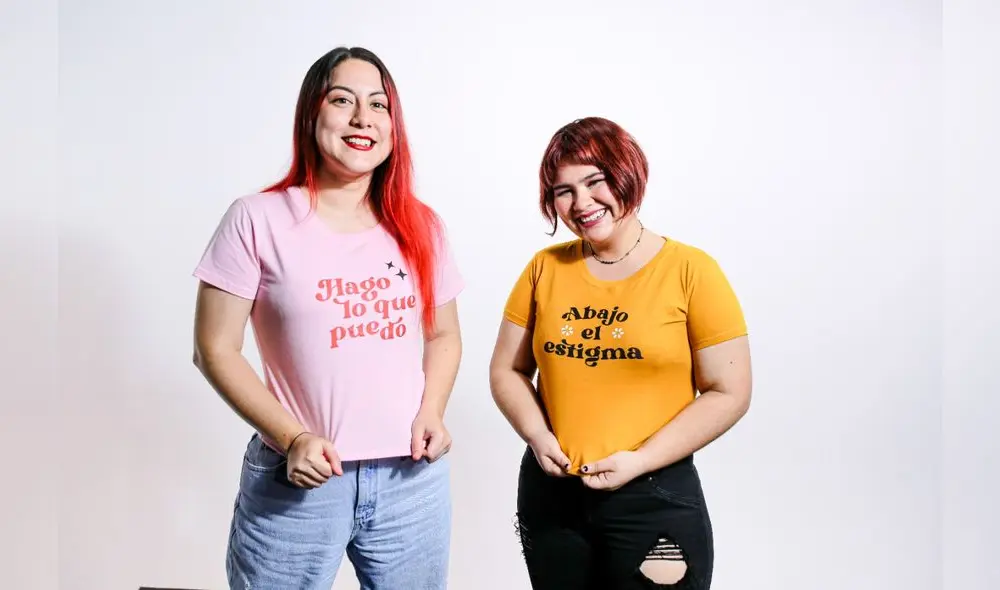 Carolina Díaz y Gabriela Ticona, personas neurodivergentes y activistas por la salud mental, vistiendo camisetas de la marca @masquebipolar. Foto: John Reyes.