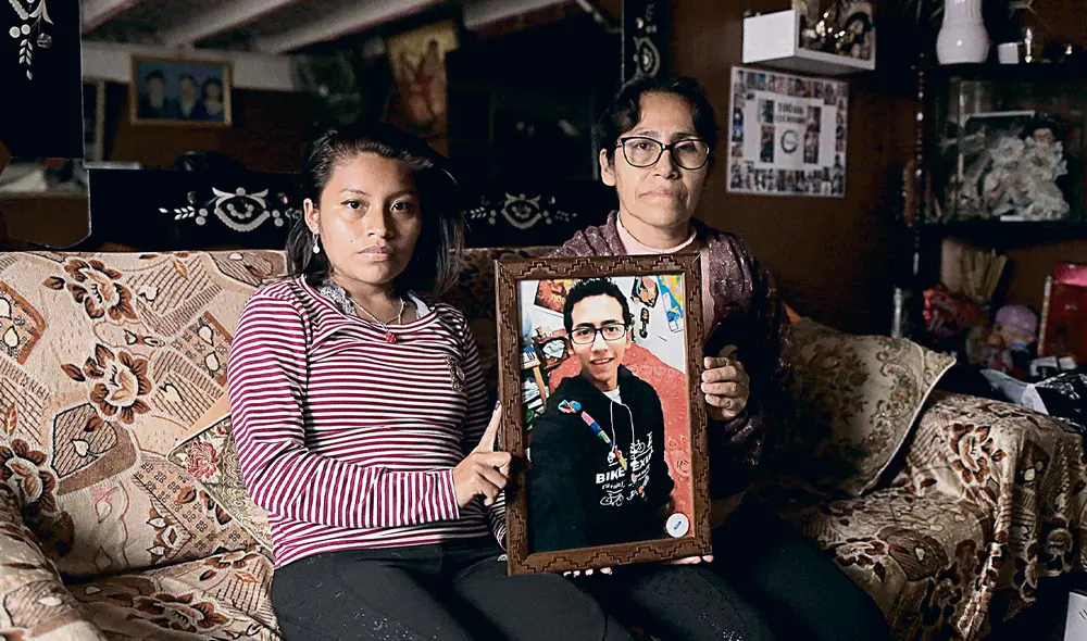 Sigue presente. Killa, hermana de Inti, y su mamá Luzdilán. Para la familia Sotelo Camargo, el joven defensor de la democracia sigue con ellos. Jóvenes como él nos dieron una gran lección. Foto: Gerardo Marín / La República
