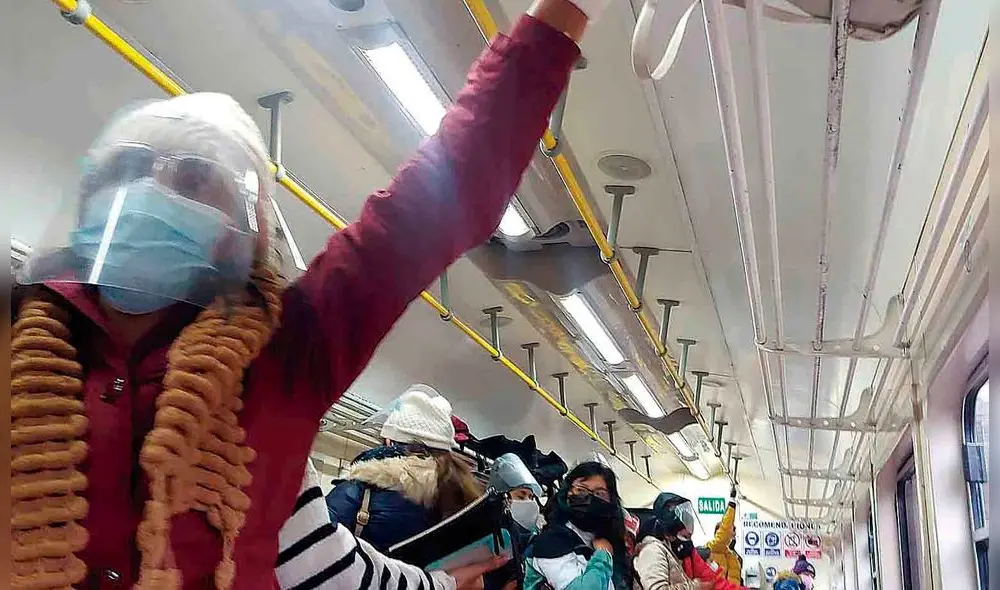 05.30 del domingo 7 de noviembre. Pasajeros subieron en el paradero informal llamado Chilca. Como no encuentran asiento viajan parados y apretujados. 05.30 del domingo 7 de noviembre. Pasajeros subieron en el paradero informal llamado Chilca. Como no encuentran asiento viajan parados y apretujados.