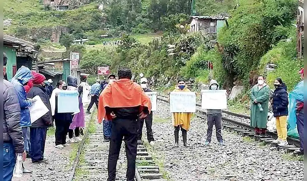 PROTESTAS.  Pobladores de la comunidad de Qorihuayrachina aseguran que manifestación fue por mal servicio ferroviario
