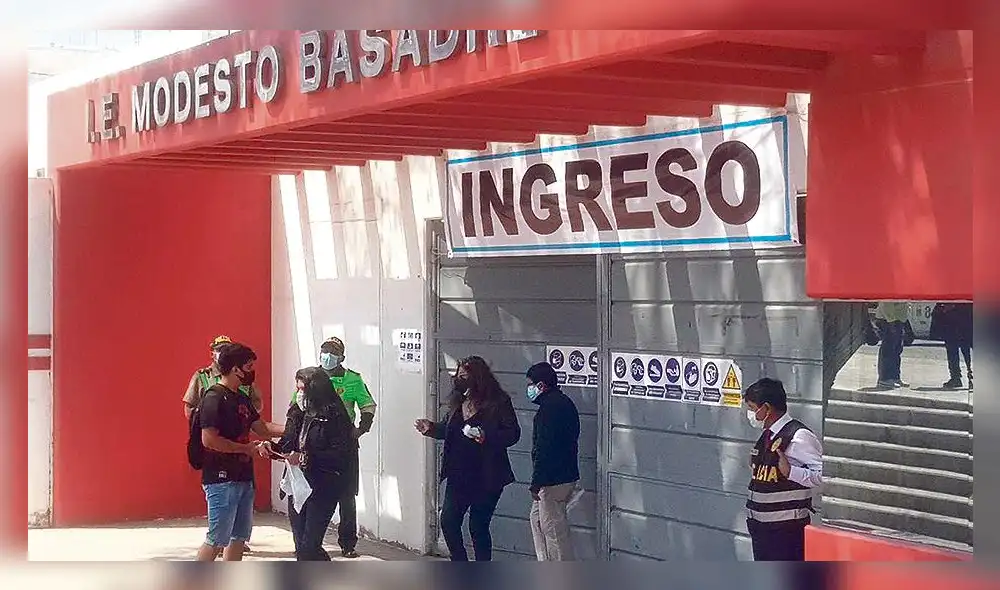 Maestros usaron doble mascarilla.