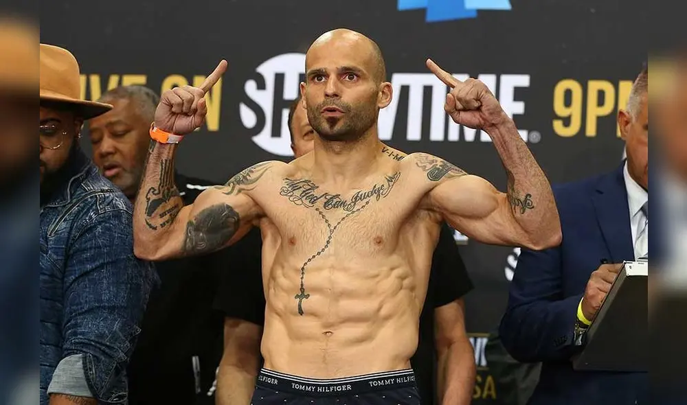 Kiko Martínez en el pesaje previo. Foto: AFP.