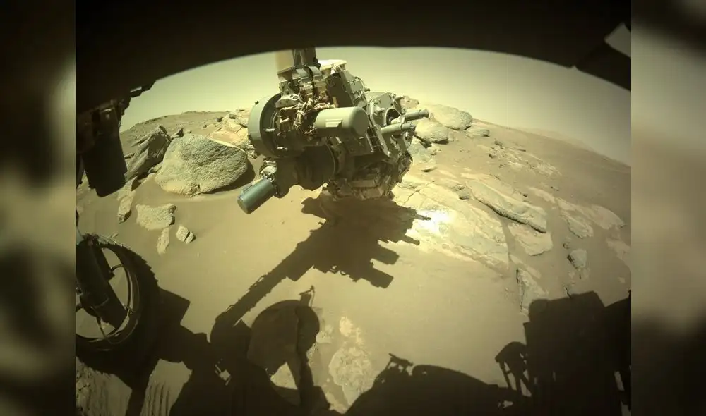 Brazo del rover Perseverance erosionando la roca. Foto: Twitter / @NASAPersevere