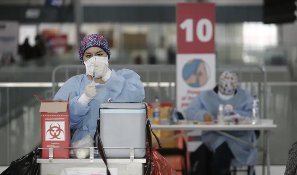 Puedes acercarte al centro de vacunación más cercano a tu domicilio. Foto: Antonio Melgarejo/La República Puedes acercarte al centro de vacunación más cercano a tu domicilio. Foto: Antonio Melgarejo/La República