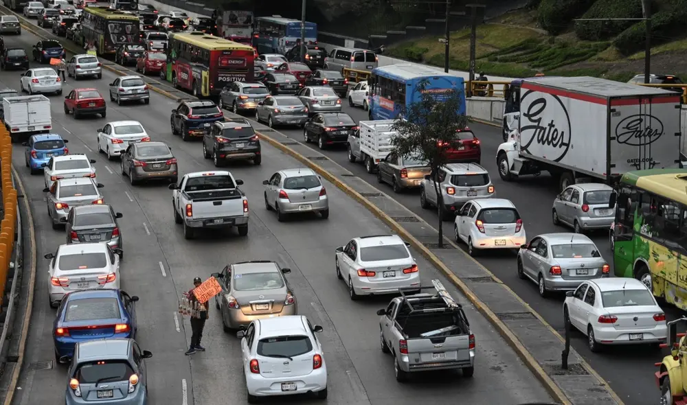 Hoy no circula lunes 15 de noviembre de 2021: calendario y placas que descansan en CDMX y EdoMex. Foto: AFP