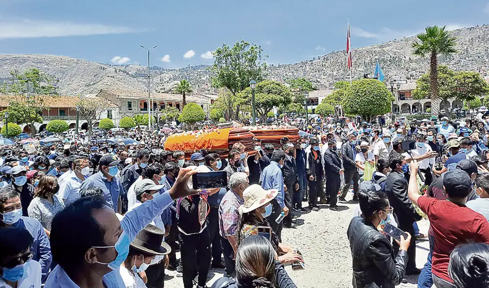Duelo regional. Cientos de personas acompañaron el cortejo fúnebre reclamando justicia. Foto: difusión