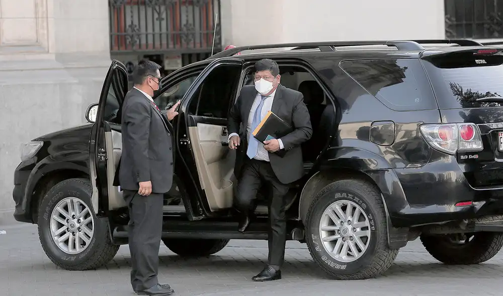 Despedida. Ayala estuvo tres meses y medio como ministro de Defensa. Antes de su renuncia, dijo sentirse cómodo en el puesto, pero no con quienes buscan “desestabilizar el Gobierno”. Foto: Gerardo Marín/La República