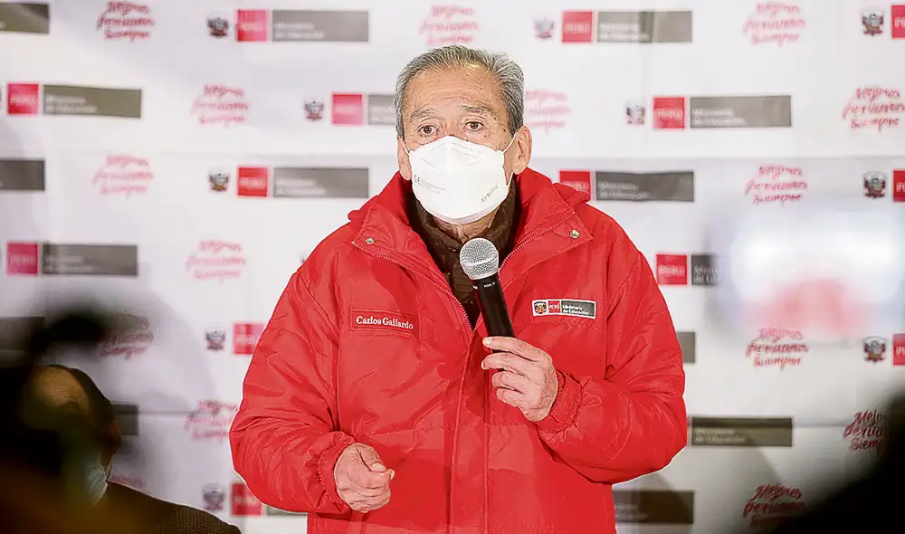 Nuevamente en el ojo de la tormenta. El ministro Carlos Gallardo debe dar respuestas. Foto: Minedu