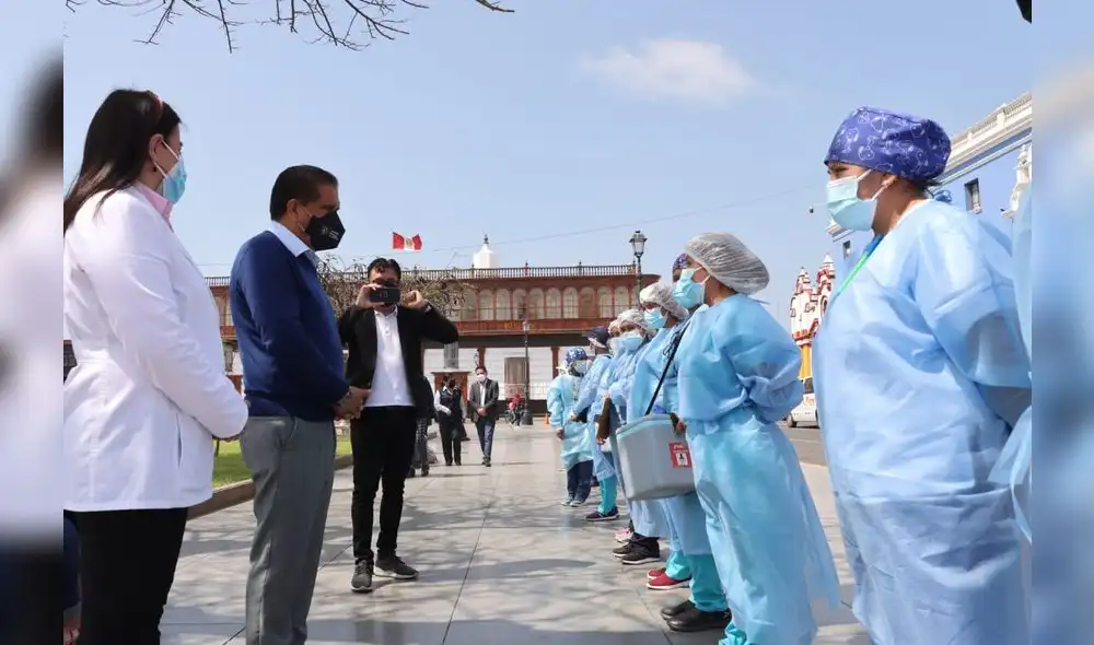 El gobernador regional felicitó a las brigadas por su compromiso con la salud. Foto: GRLL