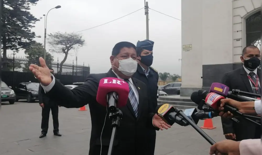 El aún ministro de Defensa acudió a Palacio de Gobierno el lunes 15 por la mañana. Foto: Giuliana Castillo / URPI-LR
