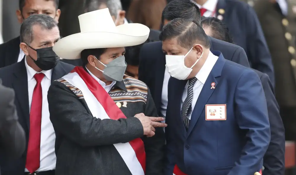 Pedro Castillo agradeció por los servicios prestados a Walter Ayala en el despacho de Defensa. Foto: EFE Pedro Castillo agradeció por los servicios prestados a Walter Ayala en el despacho de Defensa. Foto: EFE