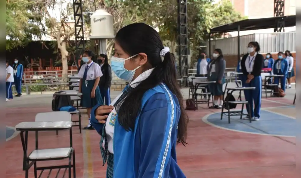 Estudiantes regresan a sus aulas de manera semipresencial. Foto: difusión Estudiantes regresan a sus aulas de manera semipresencial. Foto: difusión