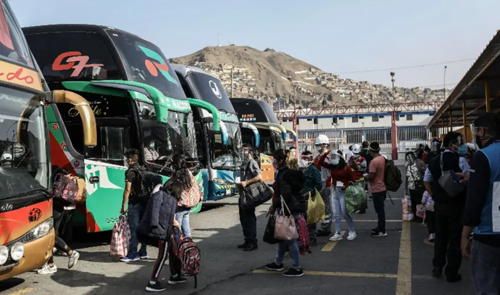 Personas mayores de 45 años que no tengan las dos dosis no podrán viajar. Foto: La República