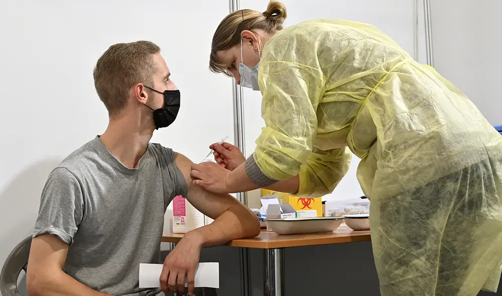 Ucrania registra 3,2 millones de casos de COVID-19 y 77.000 muertes hasta la fecha. Foto: AFP