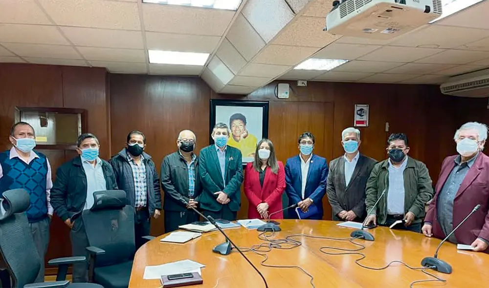 Reunión. Congresista Noelia Herrera, rodeada de dirigentes del transporte informal urbano. Foto: difusión