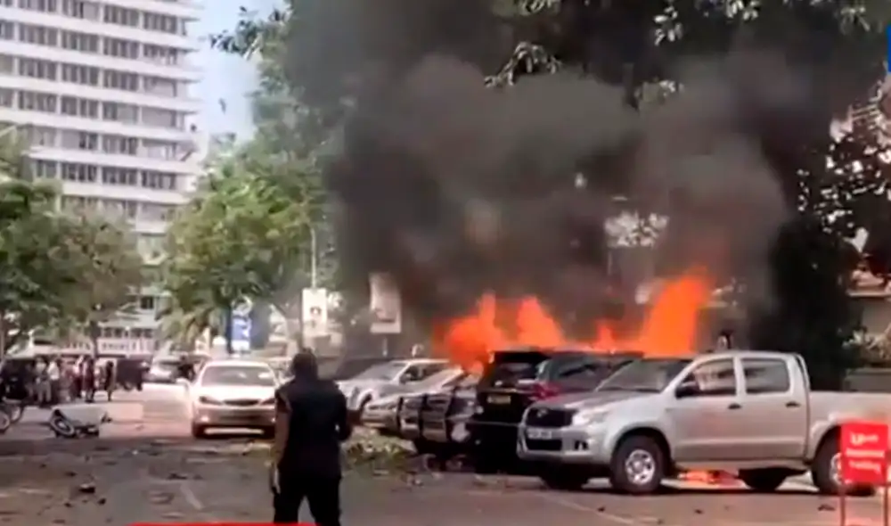 Uno de los estallidos ocurrió cerca a una comisaría, el otro se produjo en una calle próxima al parlamento. Algunos de los legisladores fueron evacuados. Foto: captura de Canal N