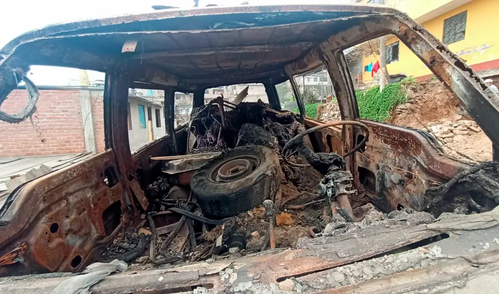 Vehículos pertenecían a los clientes del taller donde eran incendiados. Foto: Jessica Merino / URPI-LR Vehículos pertenecían a los clientes del taller donde eran incendiados. Foto: Jessica Merino / URPI-LR