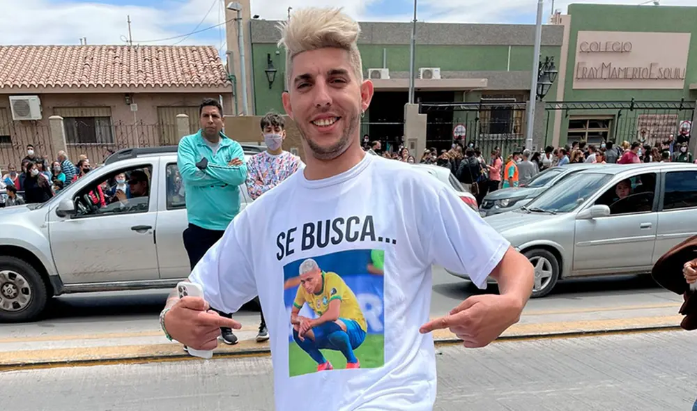 Hinchas lucieron camiseta en contra de Richarlison. Foto: TyC Sports Hinchas lucieron camiseta en contra de Richarlison. Foto: TyC Sports