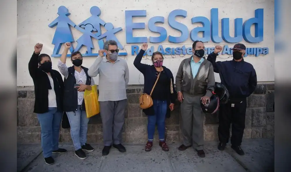 Arequipa. Choferes de EsSalud denuncian falta de pago desde marzo. Fotos: Rodrigo Talavera / La República Arequipa. Choferes de EsSalud denuncian falta de pago desde marzo. Fotos: Rodrigo Talavera / La República