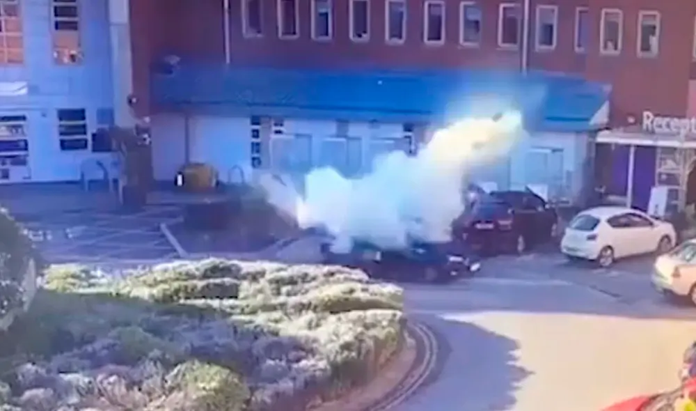 Aún no se conocen las razones de este "acto terrorista", dijo Russ Jackson, responsable de la policía antiterrorista en el noroeste de Inglaterra. Foto y video: Daily Mail Aún no se conocen las razones de este "acto terrorista", dijo Russ Jackson, responsable de la policía antiterrorista en el noroeste de Inglaterra. Foto y video: Daily Mail