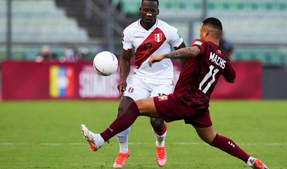 Perú se fue al descanso ganando 1-0 con gol de Lapadula. Foto: AFP