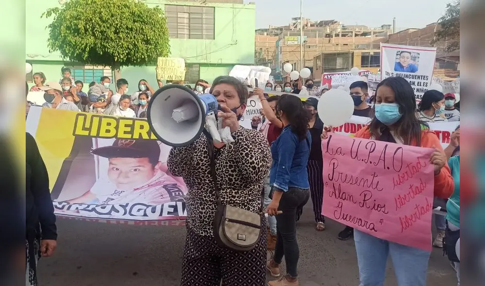 Familiares, amigos y vecinos salieron a las calles. Foto: Koki Neira Familiares, amigos y vecinos salieron a las calles. Foto: Koki Neira