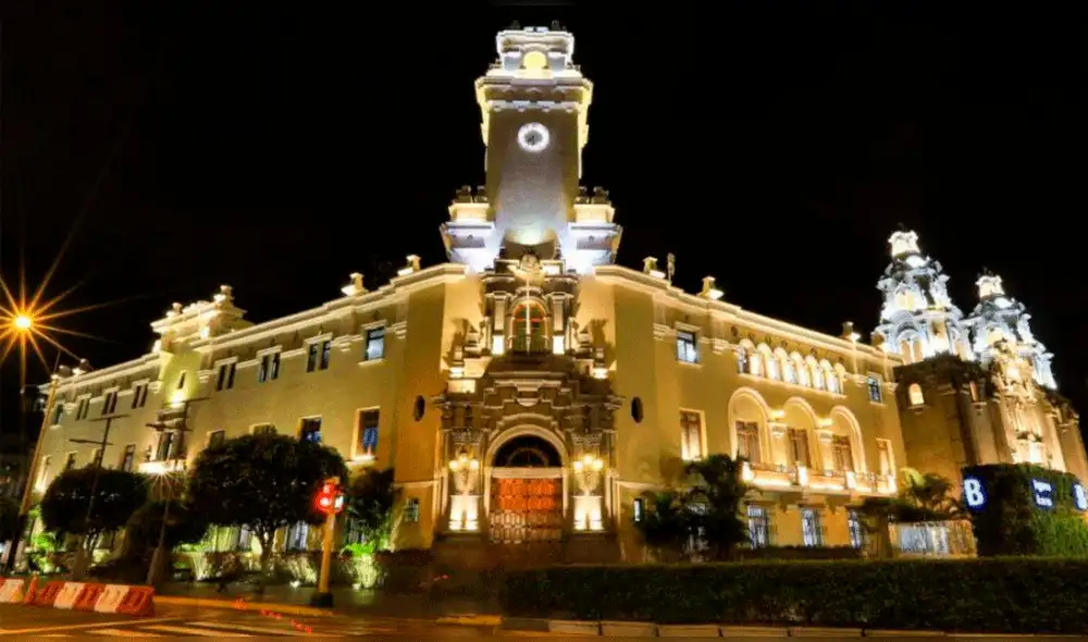 Alcalde de Miraflores, Luis Molina indica que actual Palacio Municipal se convertirá en el Palacio de Bellas. Foto: Andina Alcalde de Miraflores, Luis Molina indica que actual Palacio Municipal se convertirá en el Palacio de Bellas. Foto: Andina