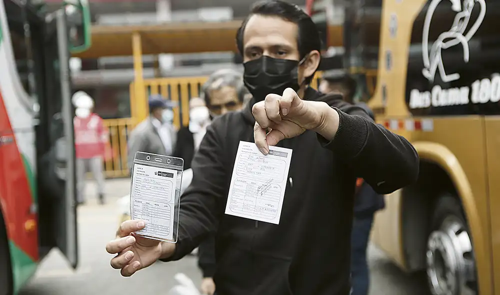 Desde este 15 de diciembre, el carné de vacunación es de uso obligatorio para ingresar a establecimientos. Foto: La República