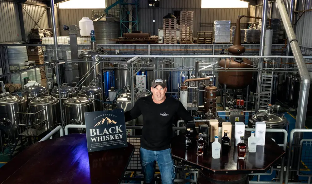 Michael Kuryla, CEO de ‘Black Whiskey’, feliz por la opinión de los catadores especializados sobre la marca de destilados. Foto: Difusión