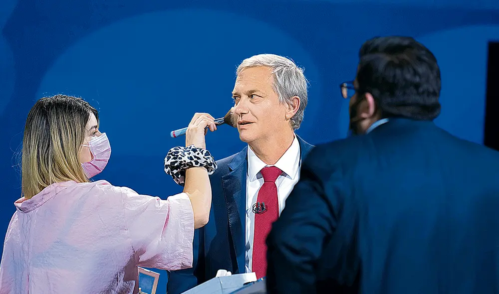 Sin maquillaje. Kast es maquillado antes de su turno en el reciente debate electoral. Foto: EFE