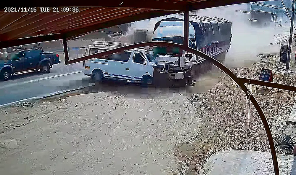 Terrible. Instante en que el camión embiste la combi. Foto: difusión