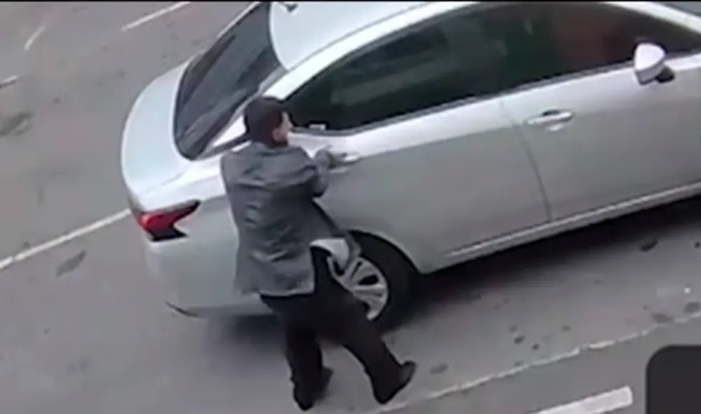 El cómplice del robo logró huir en un auto gris que lo esperaba a unos metros. Foto: captura de Panamericana