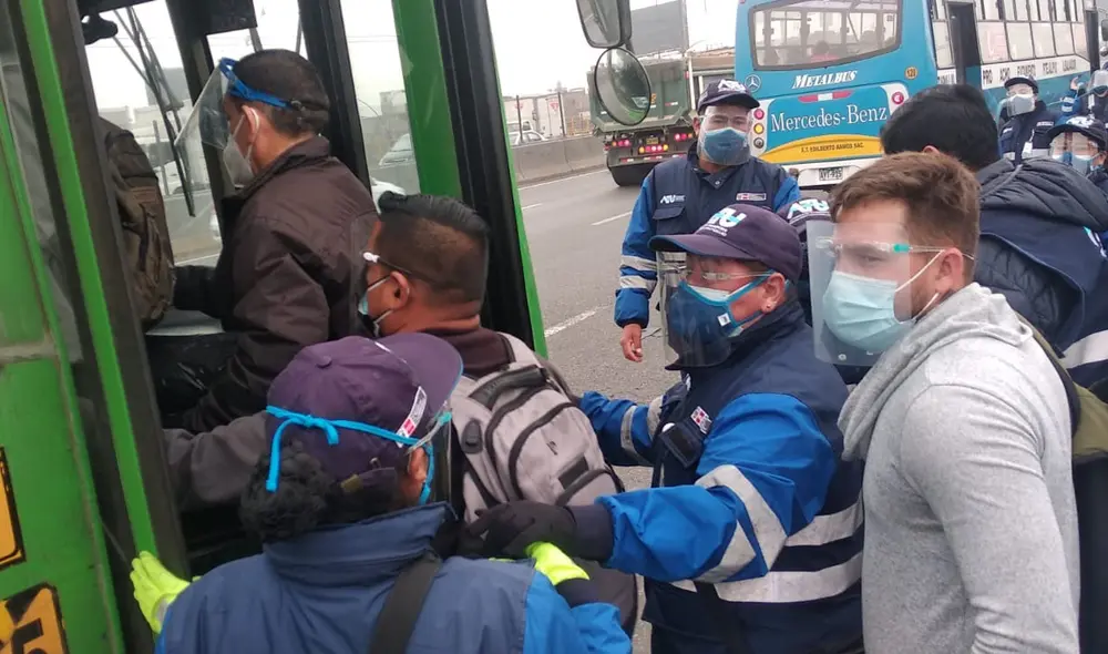 ATU supervisa los paraderos con mayor afluencia en Lima. Foto: Jessica Merino / URPI-LR ATU supervisa los paraderos con mayor afluencia en Lima. Foto: Jessica Merino / URPI-LR