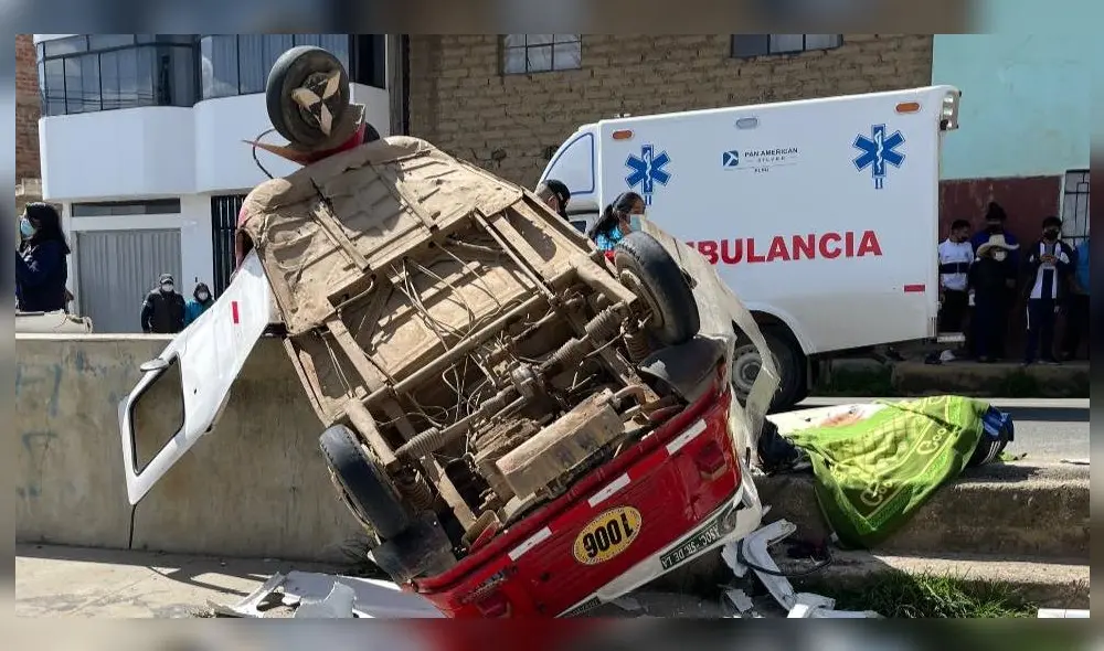 Mototaxi quedo con las llantas hacia arriba por el impacto. Foto: Hco Tv Mototaxi quedo con las llantas hacia arriba por el impacto. Foto: Hco Tv