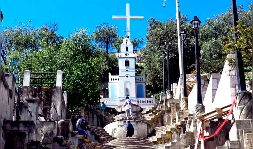 Cruz de concreto fue anclada hasta que se decida las acciones que se realizarán para evitar su colapso. Foto: Andina Cruz de concreto fue anclada hasta que se decida las acciones que se realizarán para evitar su colapso. Foto: Andina