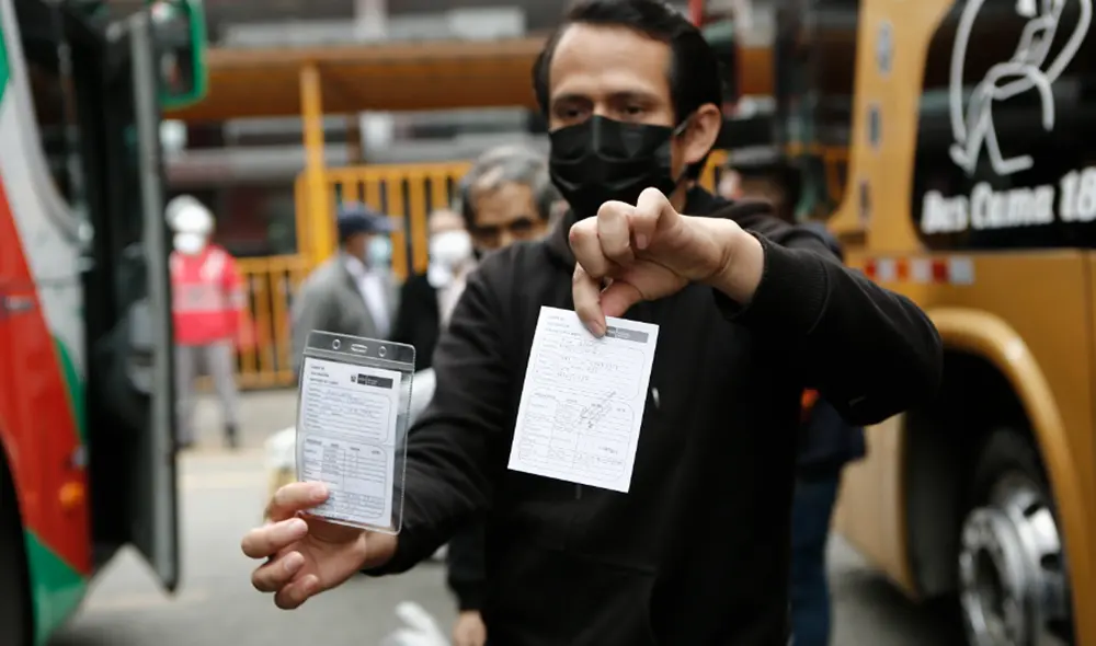 A partir desde este 15 de diciembre, las personas sin carné que acrediten haber recibido las dos dosis de la vacuna no podrán ingresar a espacios cerrados. Foto: La República A partir desde este 15 de diciembre, las personas sin carné que acrediten haber recibido las dos dosis de la vacuna no podrán ingresar a espacios cerrados. Foto: La República