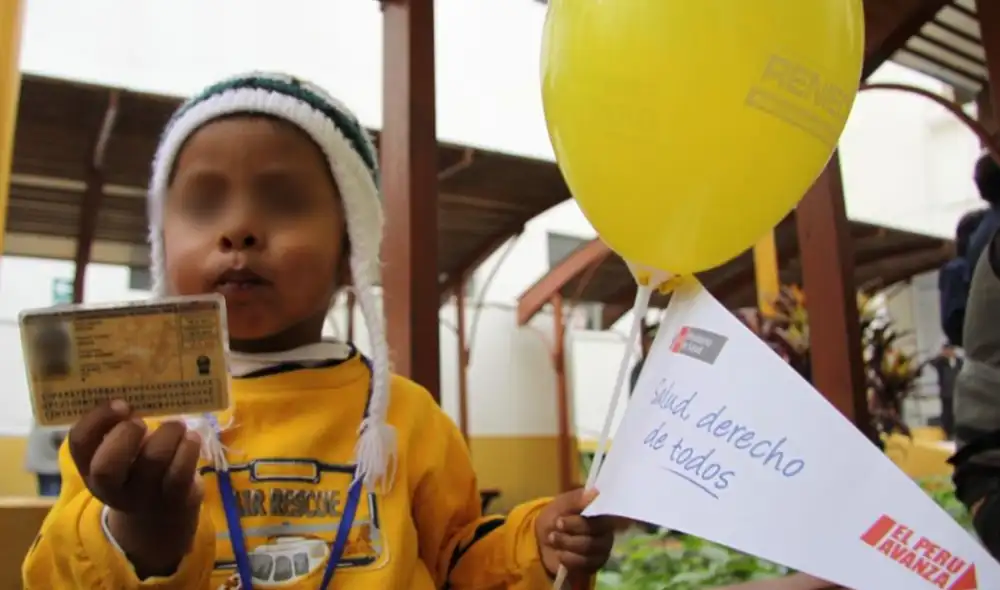Si el niño (a) es menor de 7 años deberás llevar una foto de él tamaño pasaporte sobre fondo blanco. Foto: Reniec