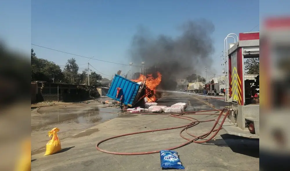 Los moradores de la zona temieron la propagación del fuego. Foto: EPS Grau Los moradores de la zona temieron la propagación del fuego. Foto: EPS Grau